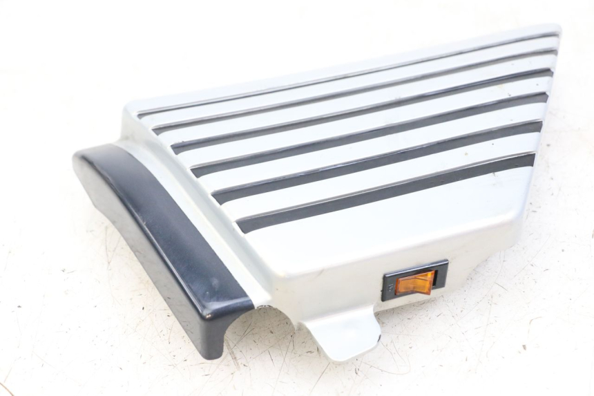 photo de CARENA SOTTO SELLA SINISTRA SUZUKI GSX E 250 (1982 - 1983) - Dettagli dei punti di fissaggio