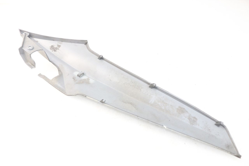 photo de COPERCHIO SOTTO SELLA SINISTRO SYM GTS EFI ABS 125 (2012 - 2016) - Dettaglio del componente