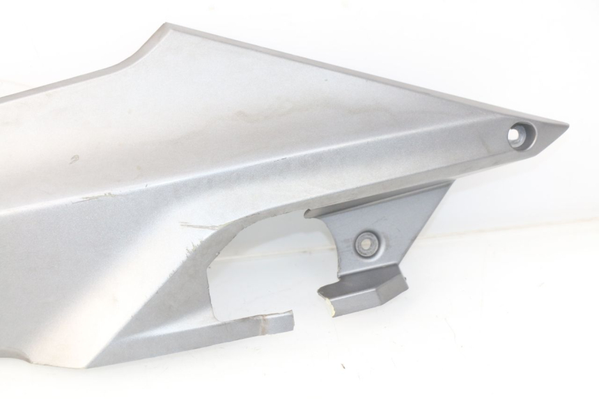 photo de COPERCHIO SOTTO SELLA SINISTRO SYM GTS EFI ABS 125 (2012 - 2016) - Dettagli dei punti di fissaggio