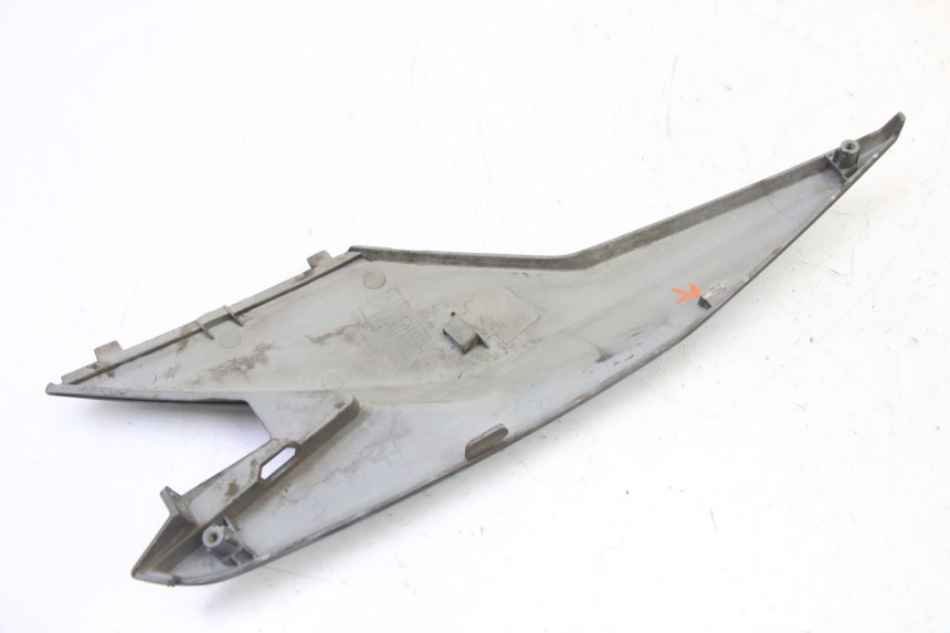 photo de COPERCHIO SOTTO SELLA SINISTRO SYM JET 14 4T 50 (2018 - 2022) - Dettagli dei punti di fissaggio