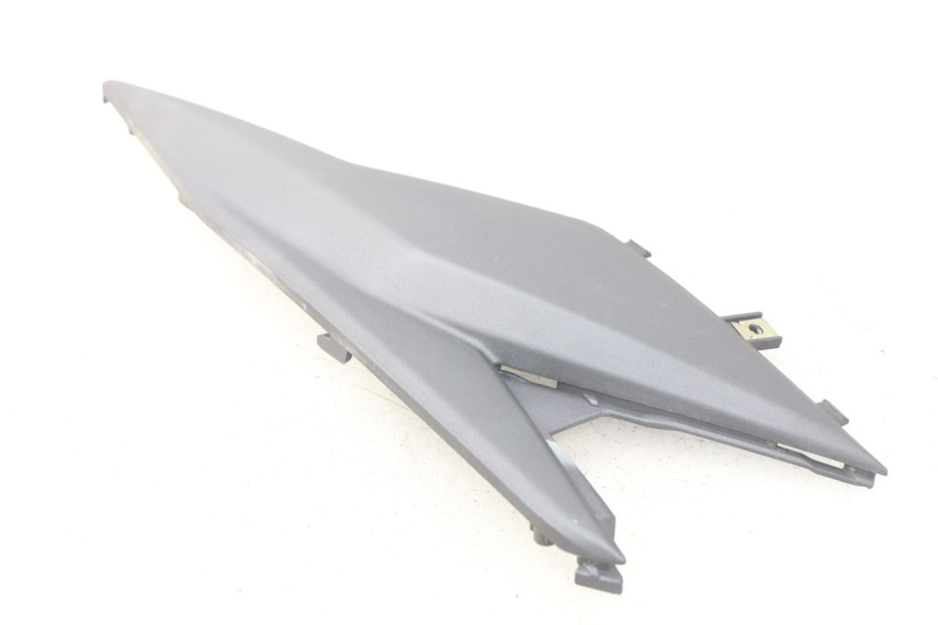 photo de COPERCHIO SOTTO SELLA SINISTRO SYM JET 4 4T 50 (2018 - 2021) - Dettaglio del componente