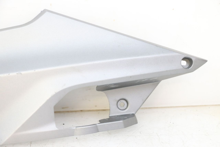 photo de CARENA SOTTO SELLA SINISTRA SYM JOYMAX 125 (2010 - 2017) - Marcature e riferimenti originali