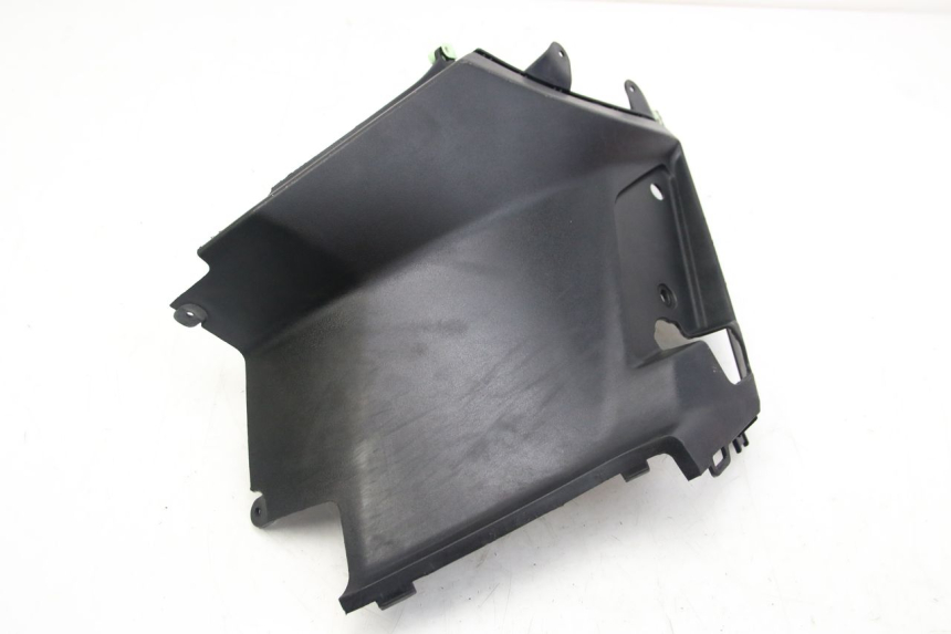 photo de CACHE SOTTO SELLA SINISTRO PEUGEOT KISBEE 2T 50 (2018 - 2022) - Dettaglio del componente