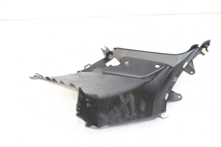 photo de CACHE SOTTO SELLA SINISTRO PEUGEOT KISBEE 2T 50 (2018 - 2022) - Dettaglio del componente