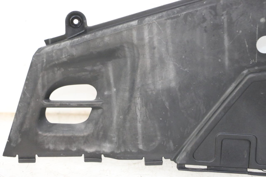 photo de COPERCHIO SOTTO SELLA SINISTRO KYMCO PEOPLE S 125 (2000 - 2008) - Primo piano tecnico