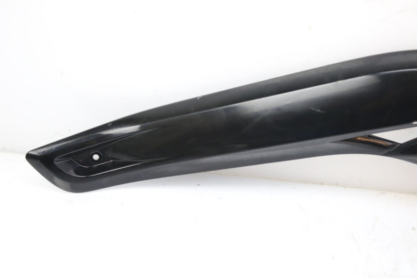 photo de COPERCHIO SOTTO SELLA SINISTRO MBK SKYCRUISER 125 (2010 - 2013) - Marcature e riferimenti originali