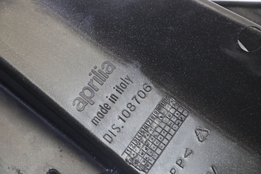 photo de CACHE SOTTO SELLA SINISTRA APRILIA SR R 2T LC 50 (2018 - 2021) - Primo piano tecnico