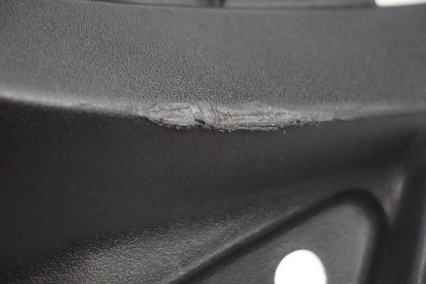 photo de CARENA SOTTO SELLA SINISTRA PEUGEOT STREETZONE NAKED 2T 50 (2014 - 2018) - Dettaglio del componente