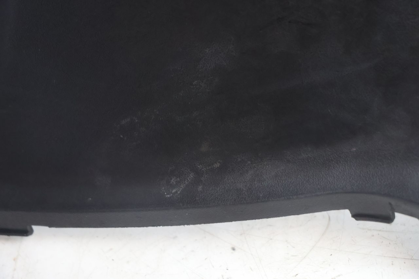 photo de CARENA SOTTO SELLA SINISTRA PEUGEOT STREETZONE NAKED 2T 50 (2014 - 2018) - Zoom sullo stato d'uso