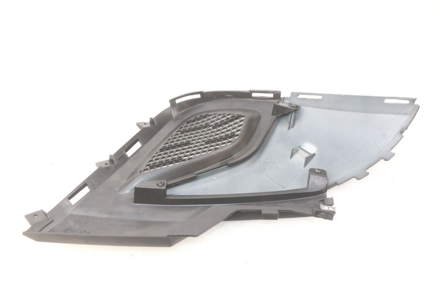 photo de COPERCHIO SOTTO SELLA SINISTRO KYMCO SUPER 8 4T 50 (2018 - 2020) - Altra angolazione