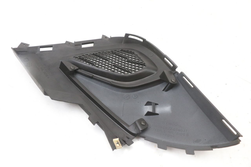 photo de COPERCHIO SOTTO SELLA SINISTRO KYMCO SUPER 8 4T 50 (2018 - 2020) - Altra angolazione