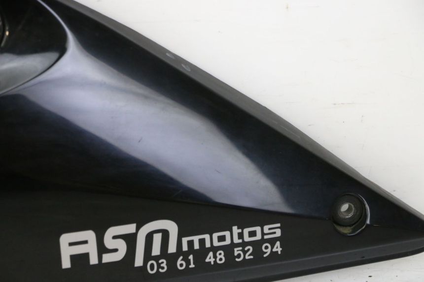 photo de COPERCHIO SOTTO SELLA SINISTRO SUZUKI GSF S BANDIT 600 (2000 - 2004) - Marcature e riferimenti originali