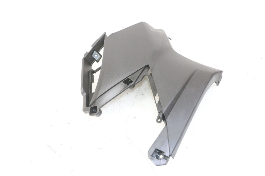 photo de COPERCHIO SOTTO SELLA SINISTRO APRILIA SXR 50 (2021 - 2023) - Primo piano tecnico