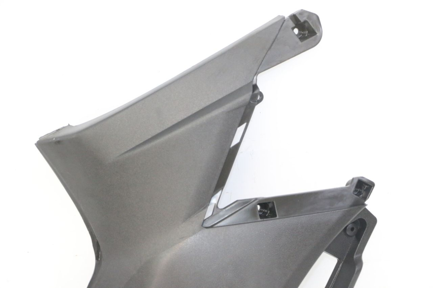 photo de COPERCHIO SOTTO SELLA SINISTRO APRILIA SXR 50 (2021 - 2023) - Dettagli dei punti di fissaggio