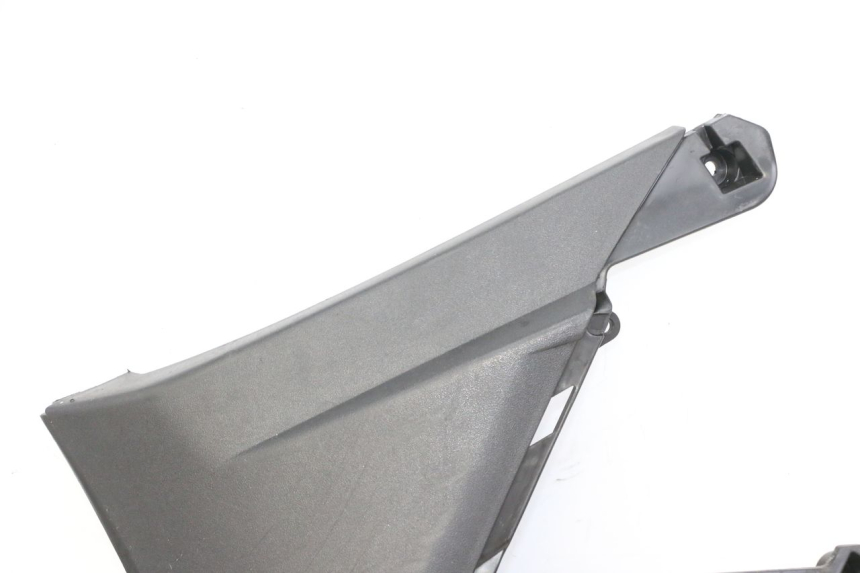 photo de COPERCHIO SOTTO SELLA SINISTRO APRILIA SXR 50 (2021 - 2023) - Dettagli dei punti di fissaggio