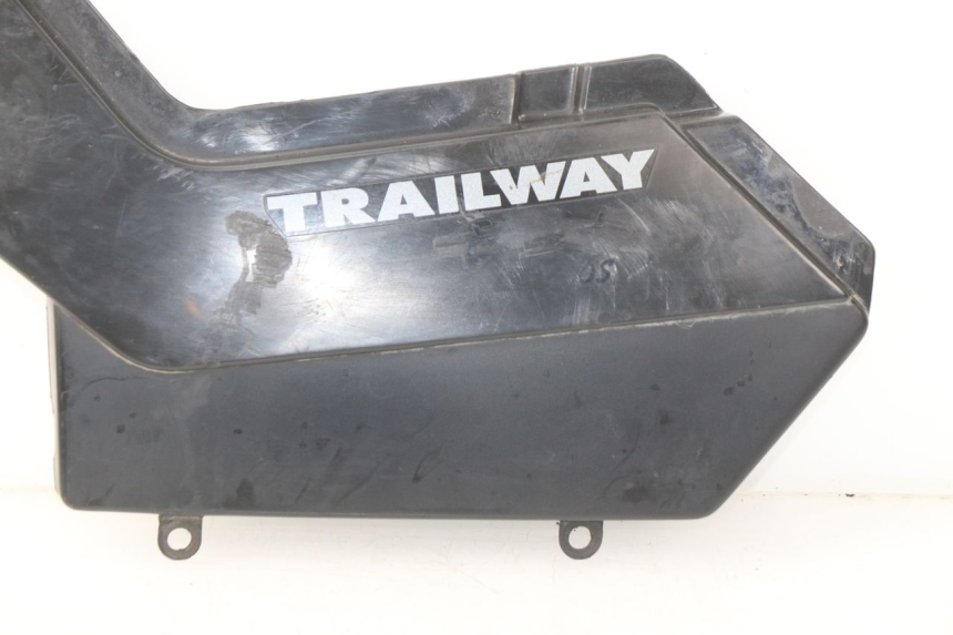 photo de COPERCHIO SOTTO SELLA SINISTRO YAMAHA TW 125 (1998 - 2002) - Primo piano tecnico