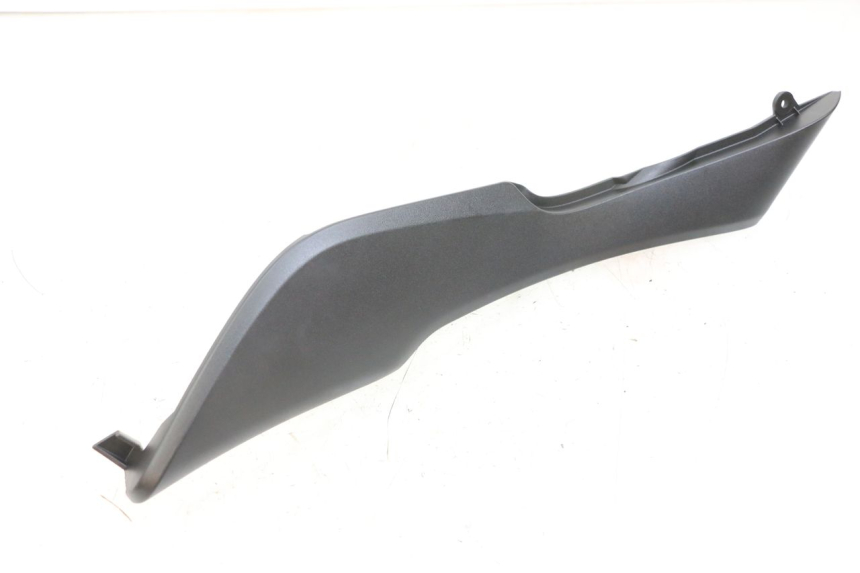 photo de COPERCHIO SOTTO SELLA SINISTRO KAWASAKI VERSYS ABS 650 (2015 - 2018) - Primo piano tecnico