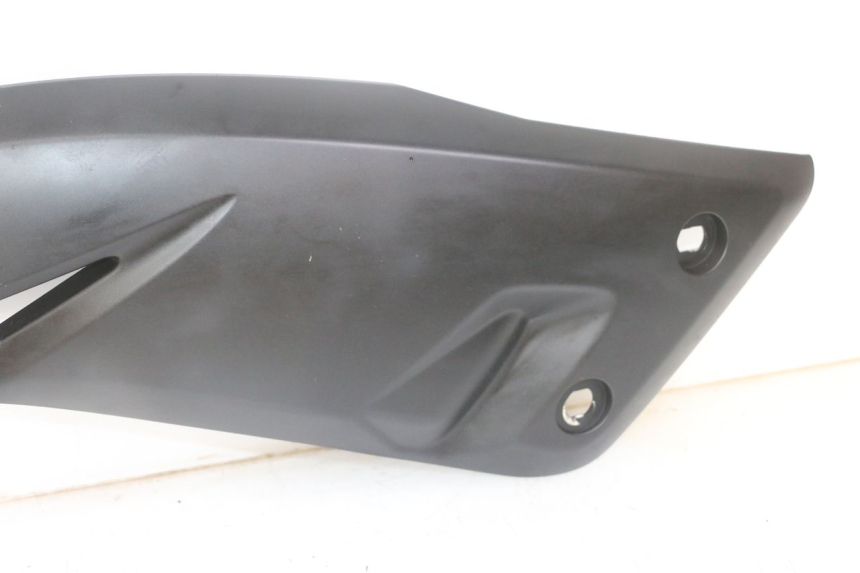 photo de COPERCHIO SOTTO SELLA SINISTRO YAMAHA X-MAX XMAX 125 (2010 - 2013) - Caratteristiche distintive