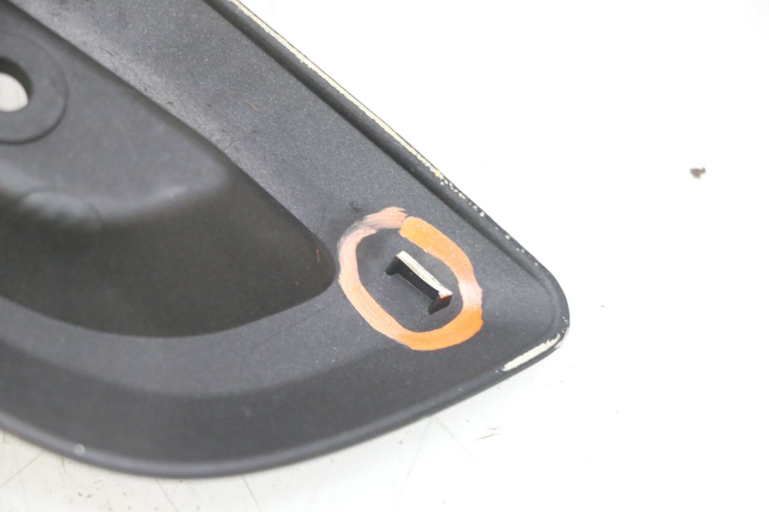 photo de COPERCHIO SOTTO SELLA SINISTRO YAMAHA X-MAX XMAX 125 (2010 - 2013) - Altra angolazione