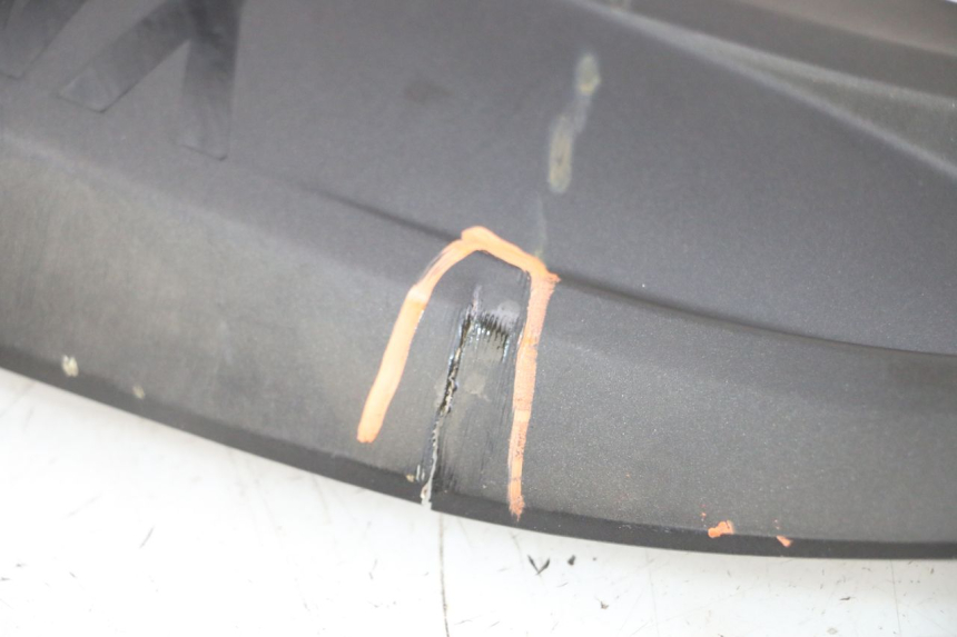 photo de COPERCHIO SOTTO SELLA SINISTRO YAMAHA X-MAX XMAX 125 (2010 - 2013) - Marcature e riferimenti originali