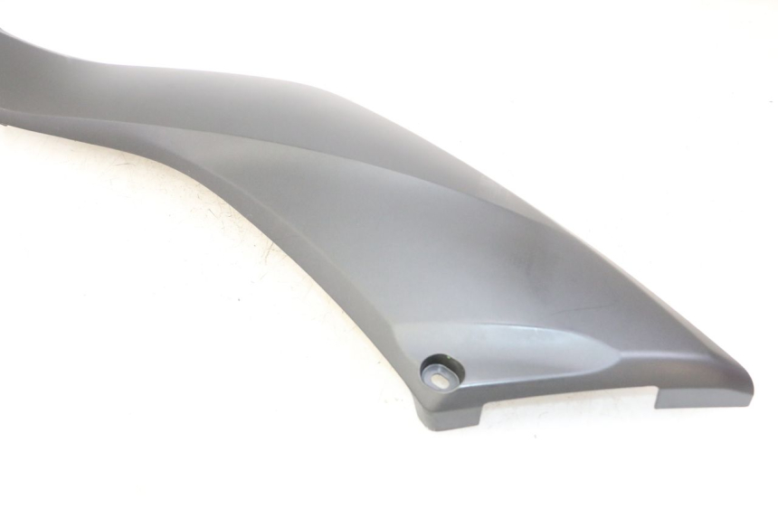 photo de CARENA SOTTO SELLA SINISTRA YAMAHA XMAX X-MAX 125 (2021 - 2025) - Zoom sui componenti