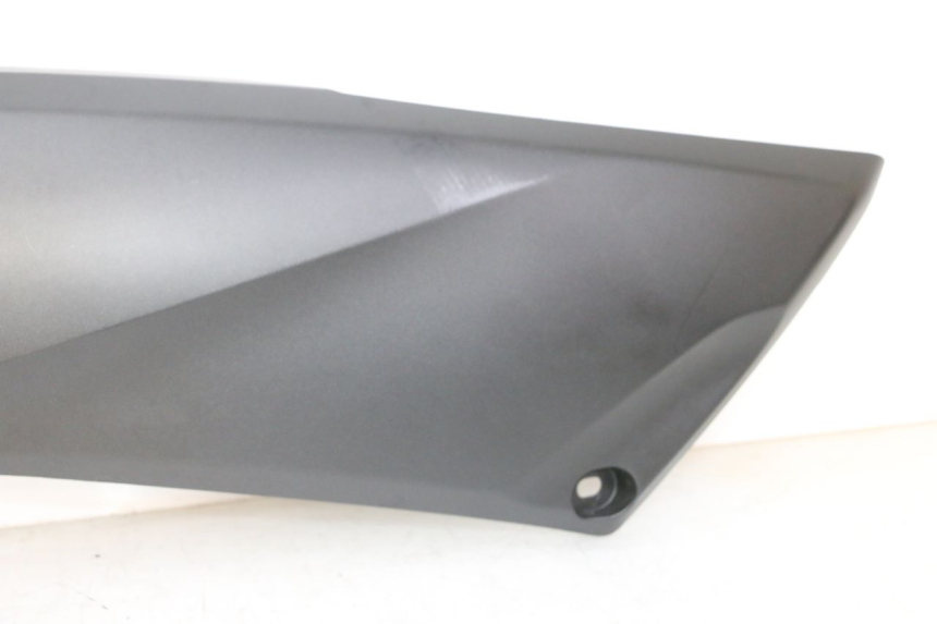 photo de CARENA SOTTO SELLA SINISTRA YAMAHA XMAX X-MAX 125 (2021 - 2025) - Focus sulla struttura