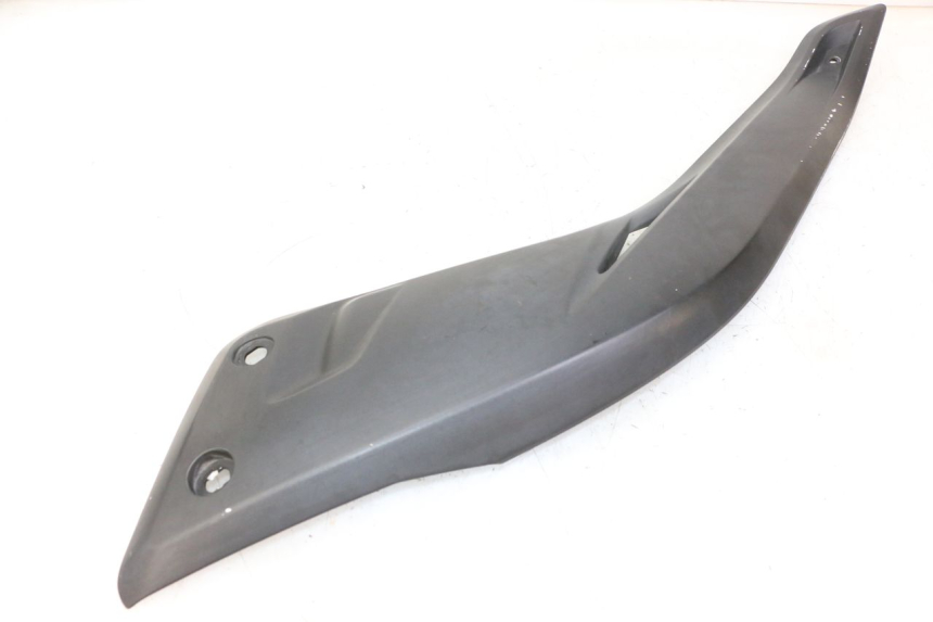 photo de COPERCHIO SOTTO SELLA SINISTRO YAMAHA X-MAX XMAX 125 (2010 - 2013) - Dettaglio del componente