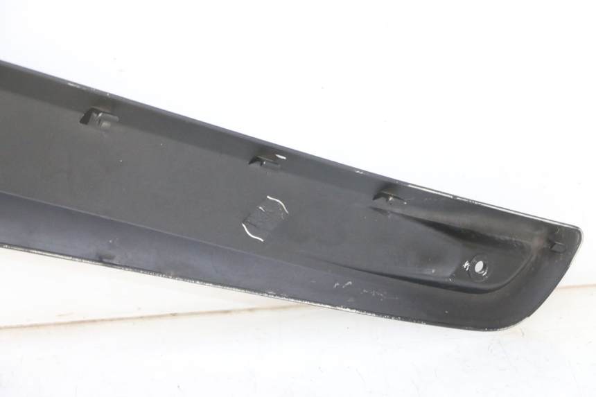 photo de COPERCHIO SOTTO SELLA SINISTRO YAMAHA X-MAX XMAX 125 (2010 - 2013) - Stato della superficie e materiale