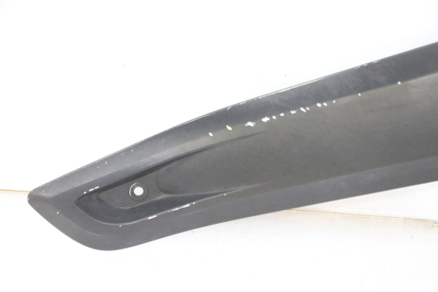 photo de COPERCHIO SOTTO SELLA SINISTRO YAMAHA X-MAX XMAX 125 (2010 - 2013) - Marcature e riferimenti originali