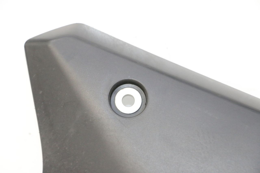 photo de COPERCHIO SOTTO SELLA SINISTRO YAMAHA XJ6 ABS 600 (2008 - 2016) - Dettagli dei punti di fissaggio