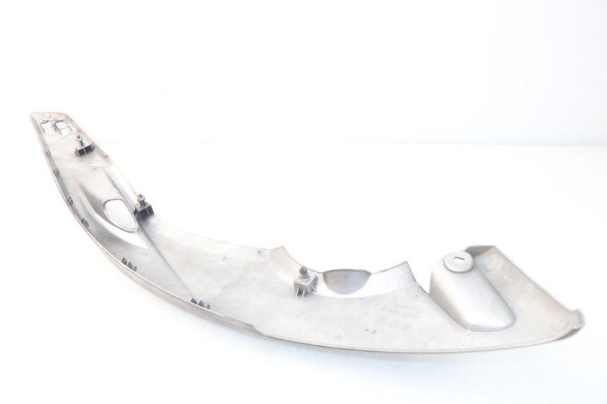 photo de COPERCHIO SOTTO SELLA SINISTRO YAMAHA XP T-MAX TMAX ABS 500 (2004 - 2007) - Primo piano tecnico