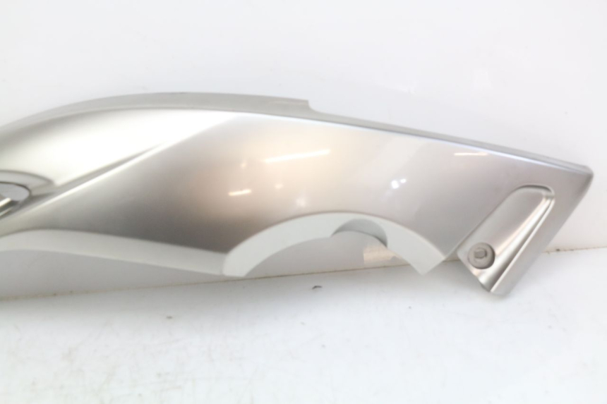 photo de COPERCHIO SOTTO SELLA SINISTRO YAMAHA XP T-MAX TMAX 500 (2004 - 2007) - Primo piano tecnico