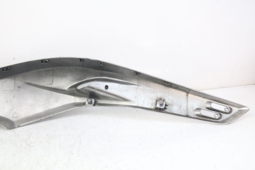 photo de COPERCHIO SOTTO SELLA SINISTRO YAMAHA XP T-MAX TMAX 500 (2004 - 2007) - Dettagli dei punti di fissaggio