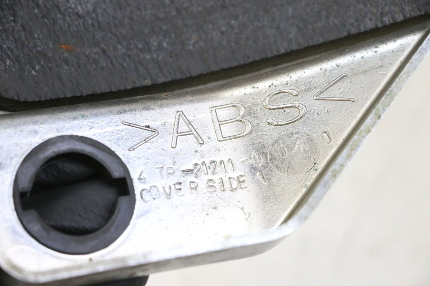 photo de COPERCHIO SOTTO SELLA SINISTRO YAMAHA XVS DRAG STAR DRAGSTAR 650 (1997 - 2007) - Altra angolazione