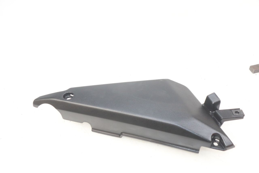 photo de COPERCHIO SOTTO SELLA SINISTRO KAWASAKI Z 650 (2016 - 2019) - Primo piano tecnico