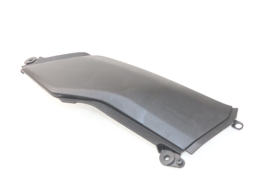 photo de COPERCHIO SOTTO SELLA SINISTRO KAWASAKI Z Z900 900 (2017 - 2019) - Altra angolazione