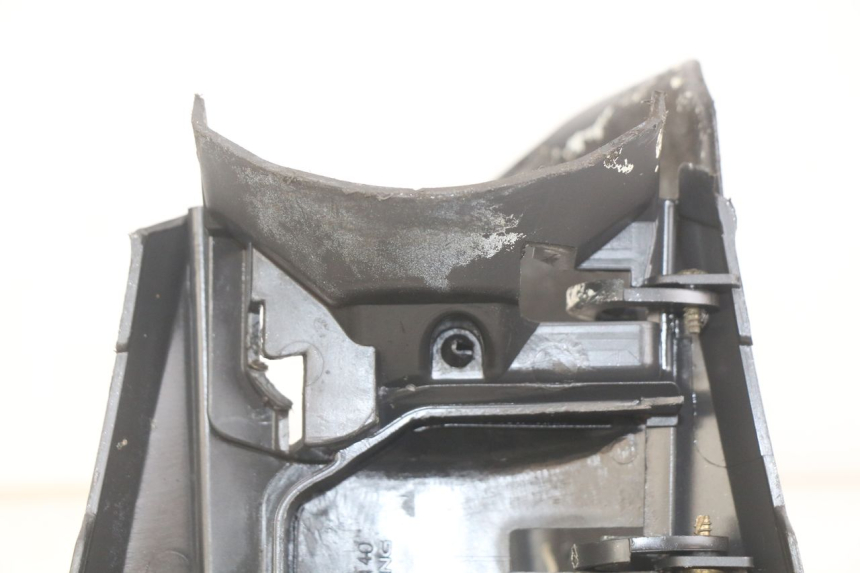 photo de COPERCHIO SOTTO SELLA SYM JET SPORT XR 50 (2006 - 2015) - Dettaglio del componente