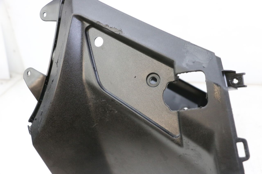 photo de CARENA SOTTO SELLA PEUGEOT STREETZONE 4T 50 (2018 - 2023) - Dettaglio del componente