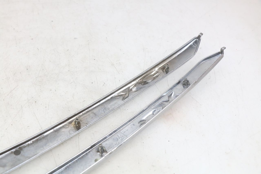 photo de COPERCHIO SOTTO SELLA PIAGGIO X8 125 (2004 - 2007) - Dettagli dei punti di fissaggio