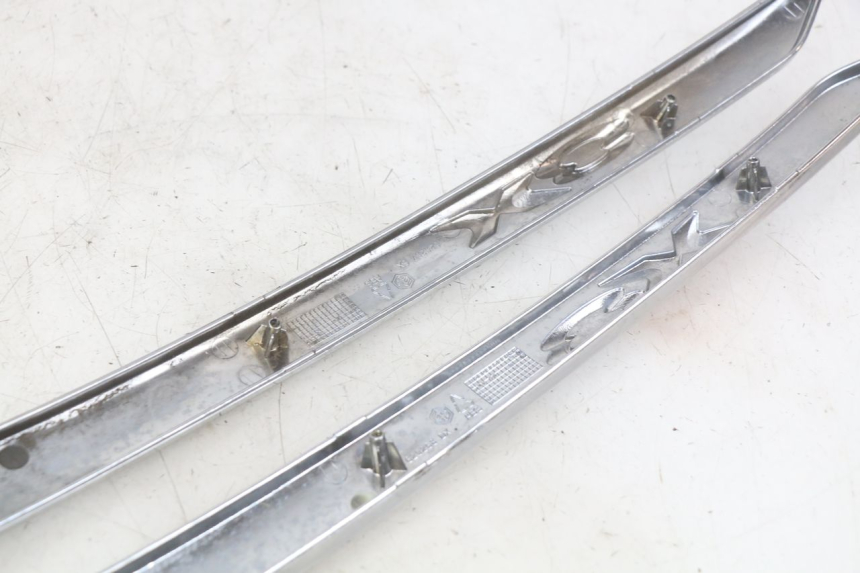 photo de COPERCHIO SOTTO SELLA PIAGGIO X8 125 (2004 - 2007) - Stato della superficie e materiale