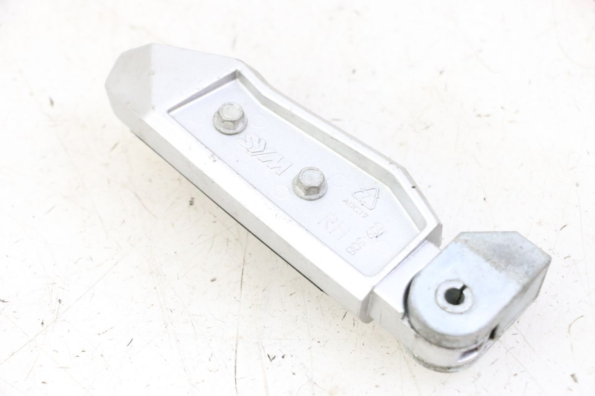 photo de PEDANA POSTERIORE DESTRA SYM JOYMAX 125 (2010 - 2017) - Altra angolazione