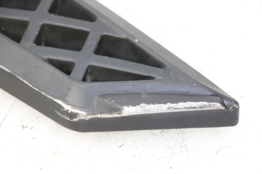 photo de Poggiapiedi posteriore destro PEUGEOT KISBEE 4T 50 (2018 - 2022) - Dettaglio del componente