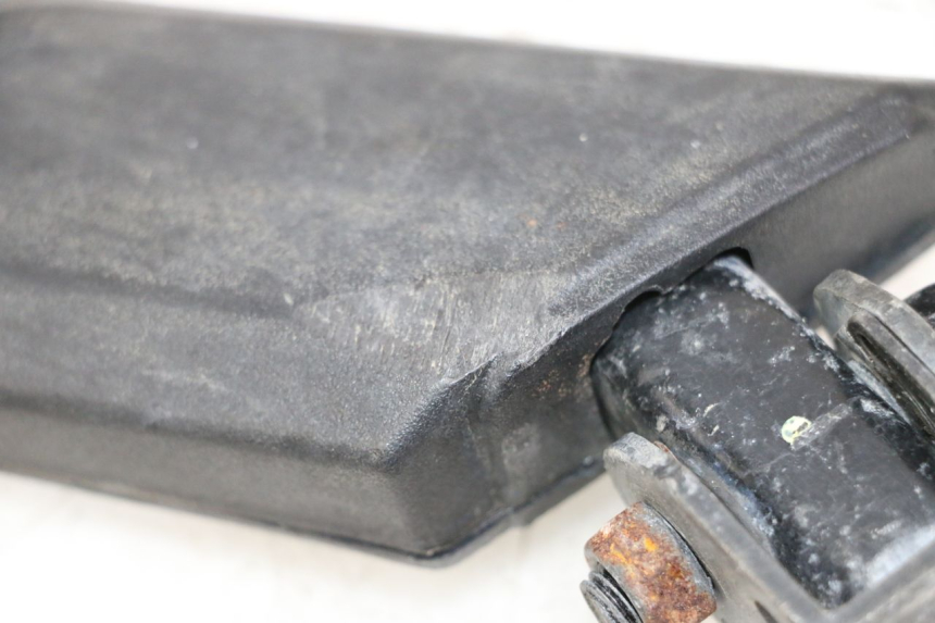 photo de Poggiapiedi posteriore destro PEUGEOT KISBEE 4T 50 (2018 - 2022) - Zoom sullo stato d'uso