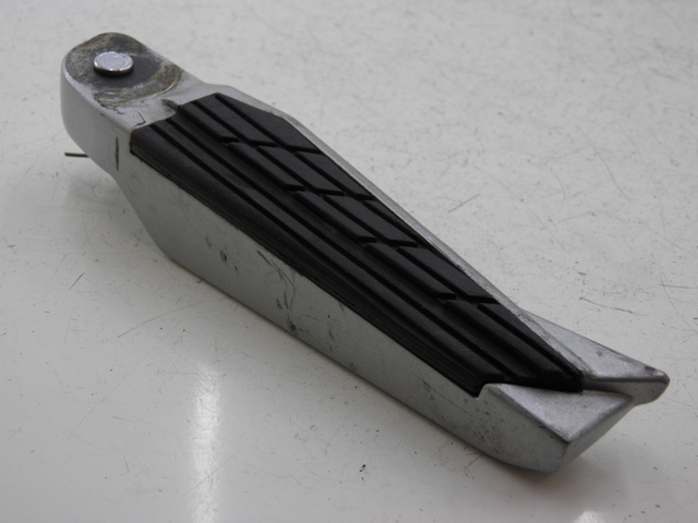 photo de Poggiapiedi posteriore destro KYMCO XCITING RI ABS 500 (2010) - Dettaglio del componente