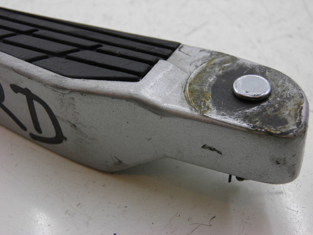 photo de Poggiapiedi posteriore destro KYMCO XCITING RI ABS 500 (2010) - Zoom sullo stato d'uso