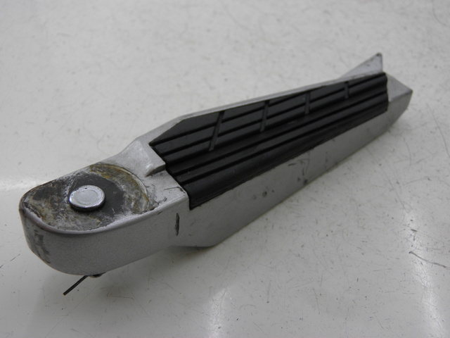 photo de Poggiapiedi posteriore destro KYMCO XCITING RI ABS 500 (2010) - Primo piano tecnico