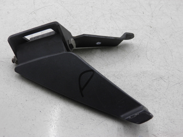 photo de Poggiapiedi posteriore destro PEUGEOT GEOPOLIS 250 (2006 - 2008) - Dettagli dei punti di fissaggio