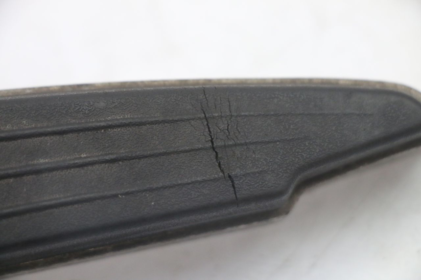 photo de PEDANA POSTERIORE DESTRA PEUGEOT SATELIS 125 (2010 - 2012) - Zoom sullo stato d'uso