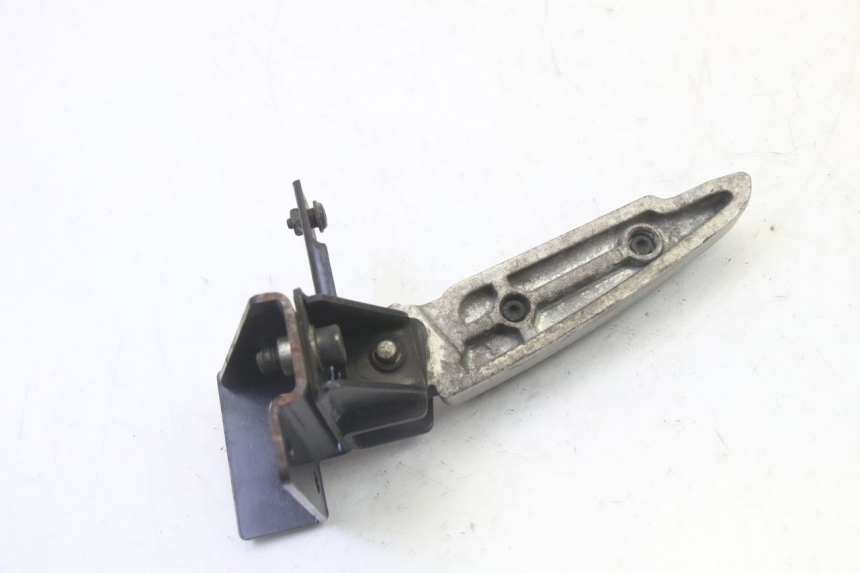 photo de PEDANA POSTERIORE DESTRA PEUGEOT SATELIS 125 (2010 - 2012) - Dettagli dei punti di fissaggio