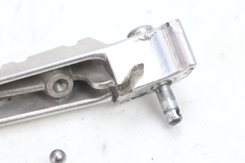 photo de Poggiapiedi posteriore destro YAMAHA X-MAX XMAX 125 (2010 - 2013) - Altra angolazione